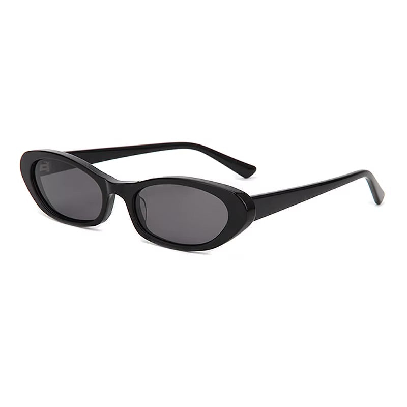 LYRA
Effortlessly distinctive.
Inspired by balance and simplicity, Lyra pairs elegant lines with a modern silhouette.
Refined enough for everyday wear, distinctive enough to be remembered.
Quiet confidence, beautifully framed.