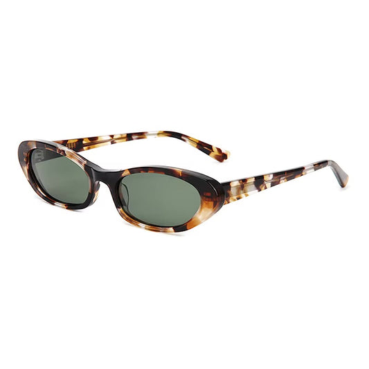 LYRA
Effortlessly distinctive.
Inspired by balance and simplicity, Lyra pairs elegant lines with a modern silhouette.
Refined enough for everyday wear, distinctive enough to be remembered.
Quiet confidence, beautifully framed.